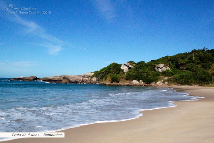 águas tranquilas da Praia de Quatro Ilhas em Bombinhas.