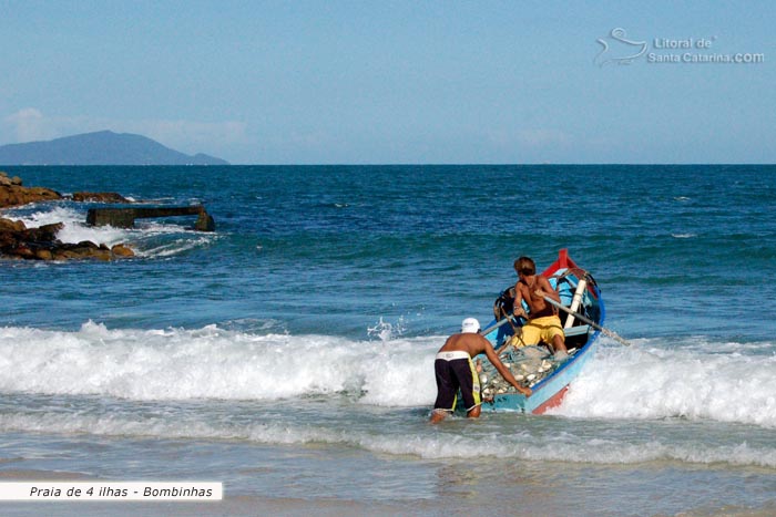Pescadores em busca da tainha na Praia de 4 Ilhas em Bombinhas.