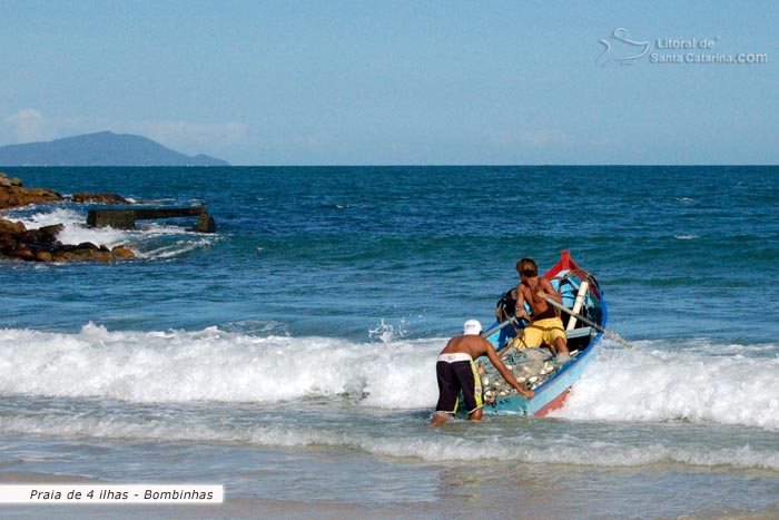 Pescadores em busca da tainha na Praia de 4 Ilhas em Bombinhas.