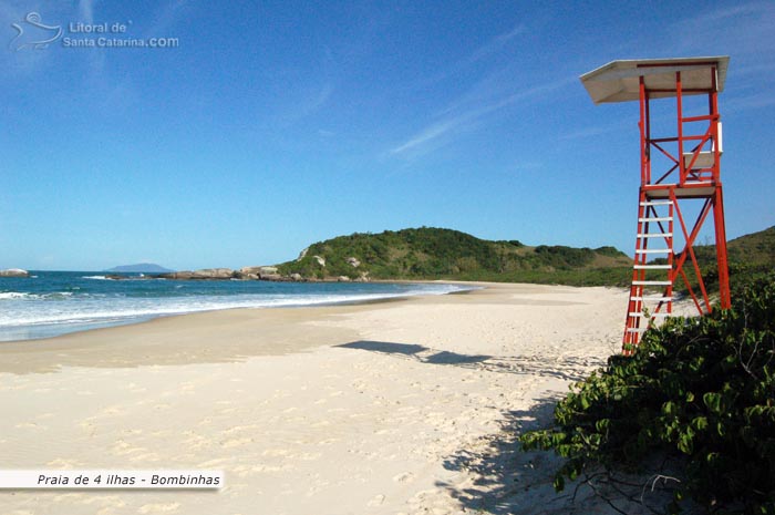 Praia de 4 Ilhas em Bombinhas, é um lindo com areias brancas e águas cristalinas, por isso  faz deste lugar um pedacinho do paraíso.