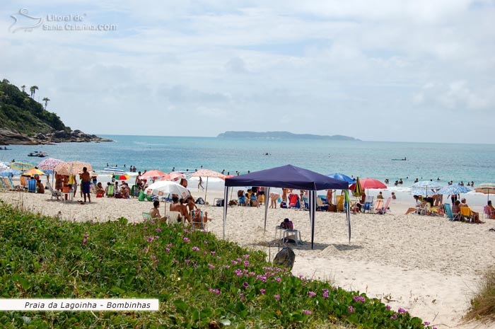 Famílias descansando e adimirando as belezas da Praia de 4 ilhas e Bombinhas.