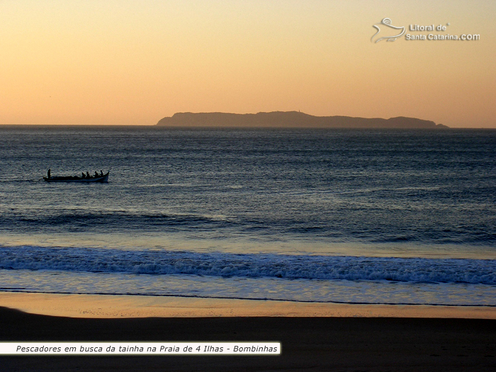 Nascer do sol na praia de 4 ilhas, barco saindo para a pesca e no fundo a Ilha do Arvoredo.