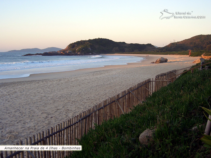 Canto direito da Praia de 4 Ilhas em Bombinhas.