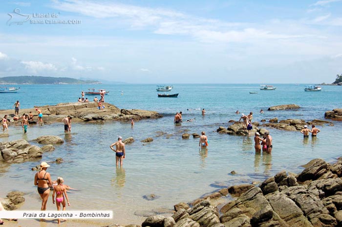 Famílias se divertindo na Praia da lagoinha em Bombinhas.