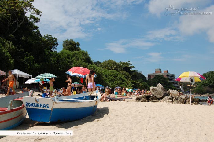 Pessoas relaxando nas areias da Praia da Lagoinha em Bombinhas.