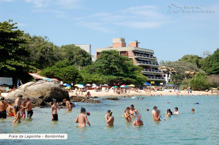 Praia da Lagoinha em Bombinhas, pessoas mergulhando de Snorkel.