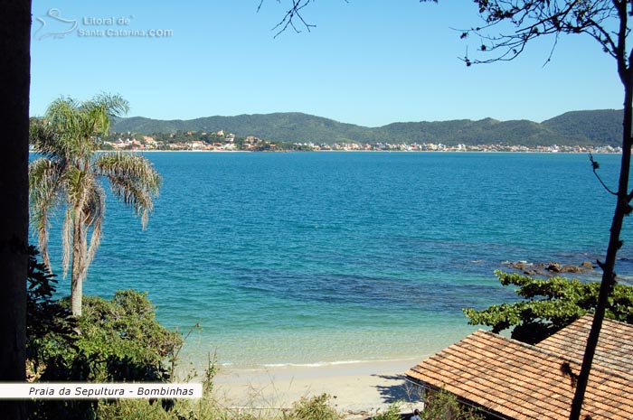 águas transparentes da Praia da Sepultura em Bombinhas.