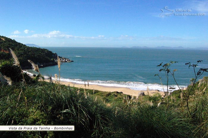 Vista do alto da Praia da Tainha em Bombinhas, cercado de morros e mar maravilhoso.