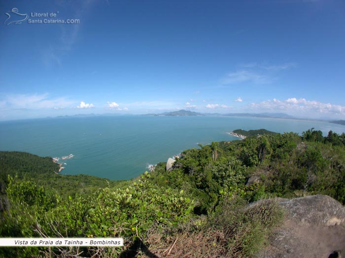 Vista de um mirante para a Praia da Tainha em Bombinhas.