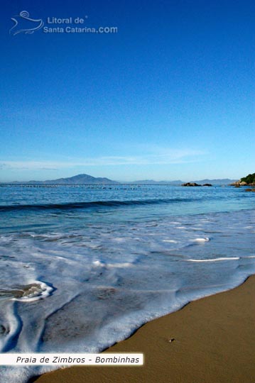 Praia de Zimbros em Bombinhas e ao fundo cultivo de marisco.