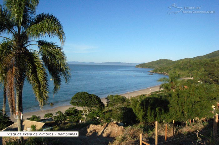 Vista da Praia de Zimbros, ótima para descansar com a família.