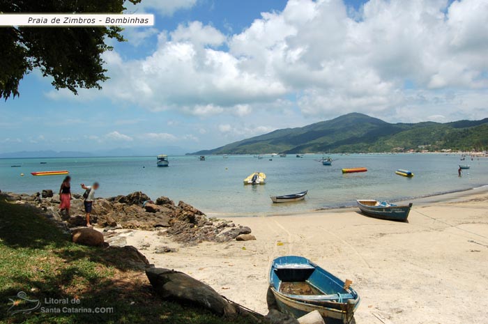 Barcos pesqueiros prestes a sair para a pesaca da tainha na Praia de Zimbros em Bombinhas.