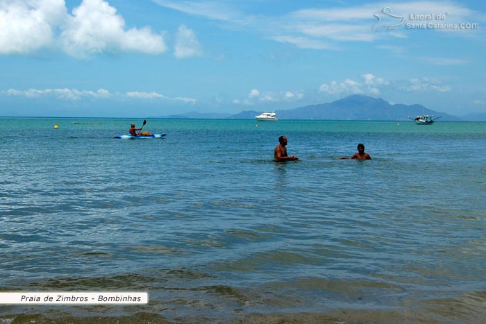 Marido e mulher aproveitando o mar calminho da Praia de Zimbros em Bombinhas.