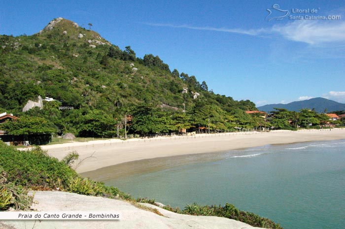 Vista de cima da pedra no canto direito da Praia do Canto Grande em Bombinhas.