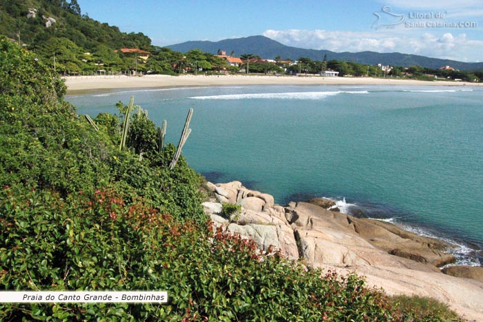 Vista da Praia do Canto Grande em Bombinhas, águas cristalinas.