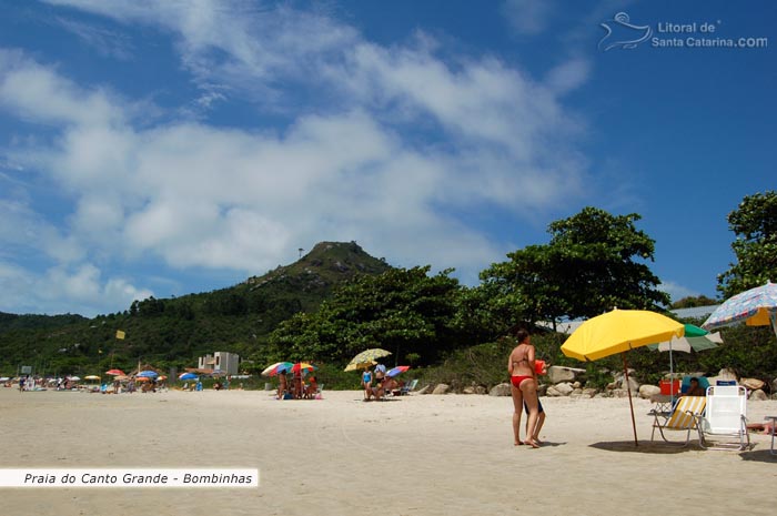 Famílias descansando na Praia do Canto Grande - Bombinhas