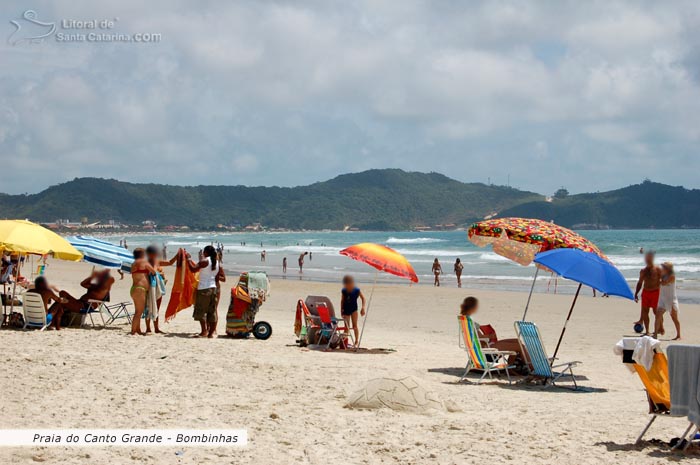 Praia do Canto Grande em Bombinhas, lotada no verão.