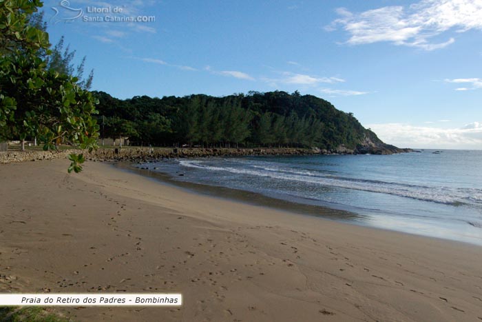 Praia do Retiro dos Padres em Bombinhas e ao fundo um morro lindo ainda preservado.