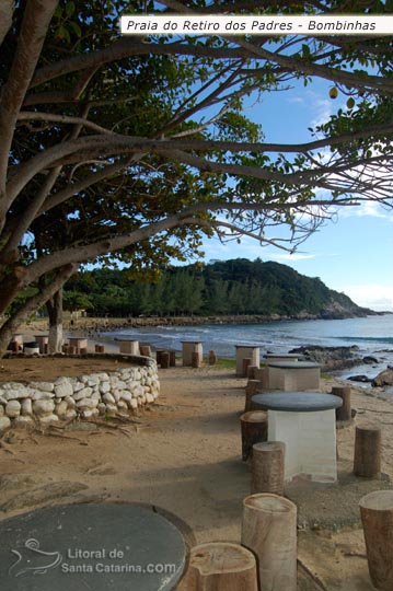 Mesas para tomar uma bebida e relaxar observando a natureza na Praia do Retiro dos Padres em Bombinhas.