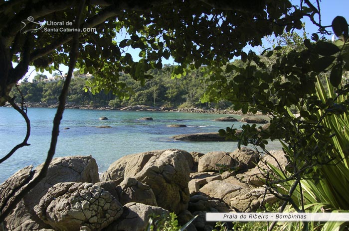 Formam piscinas naturais na Praia do Ribeiro em Bombinhas.