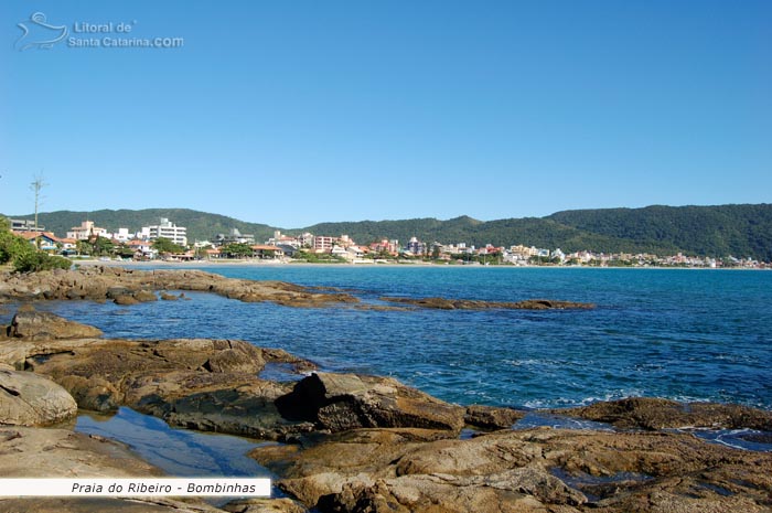 Linda vista da orla da Praia do Ribeiro