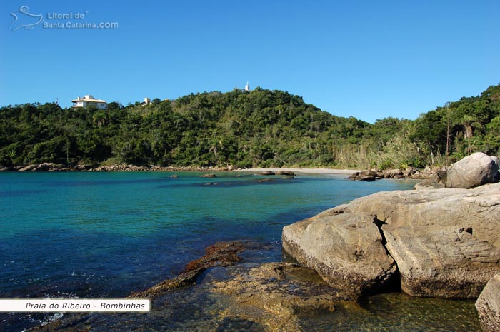 água limpa e ótima para o mergulho na Praia do Ribeiro em Bombinhas. 