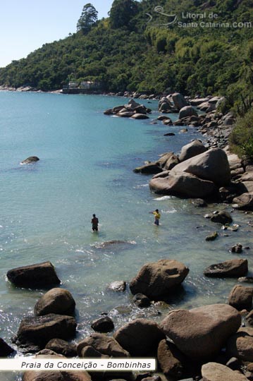 Dois pescadores em busca de um peixe na Praia da Conceição em Bombinhas.