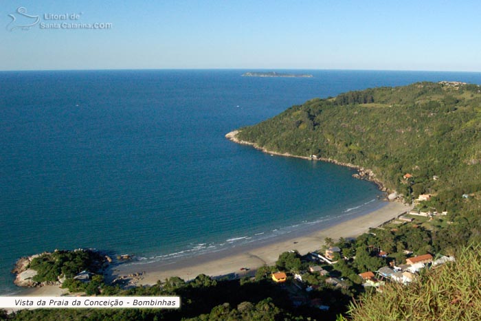 Vista aérea da Praia da Conceição em Bombinhas.