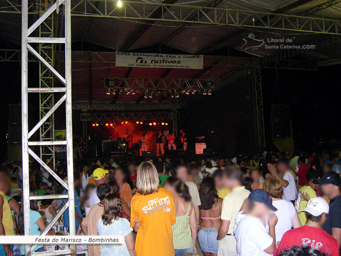 Banda tocando na Festa do Marisco em Bombinhas e o povo se divertindo muito.