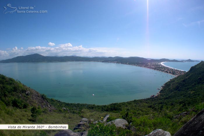 Vista panorâmica do Mirante 360 graus com mar azul