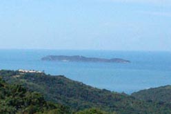 Vista da Reserva Biológica Marinha do Arvoredo  em Bombinhas.