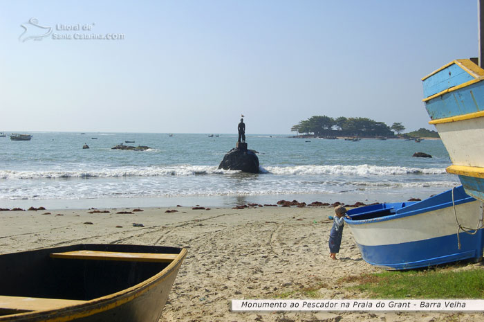 monumento ao pescador na praia do grant em barra velha sc brasil