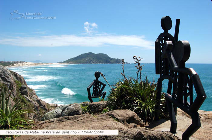  Praia do Santinho, esculturas de metal e uma praia linda com um mar bem azul, formando assim um cenário paradisíaco do litoral catarinense