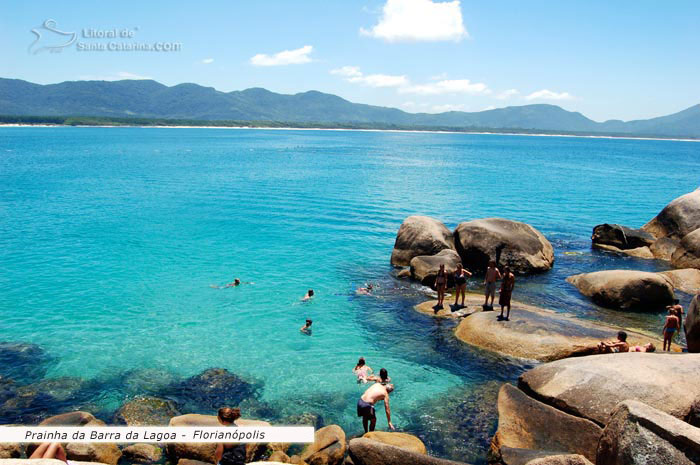 Barra da lagoa, piscinas naturais e diversas pessoas mergulhando e se divertindo neste paraíso das praias de santa catarina