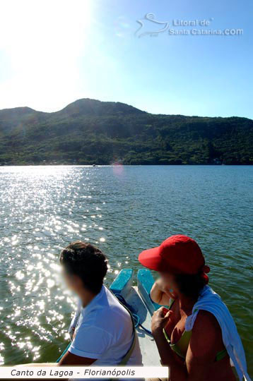 Canto da Lagoa em Florianópolis. Travessia de barco para ir almoçar em restaurantes à beira da lagoa.