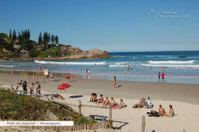 Praia da joaquina em florianópolis, pessoas descansando nas areias desta linda praia catarinense