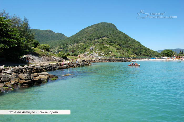 vista canto direito da praia da armação, águas límpidas