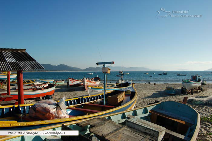 barcos de pesca praia da armação, aqui está uma das maiores colônias de pescadores do estado de santa catarina