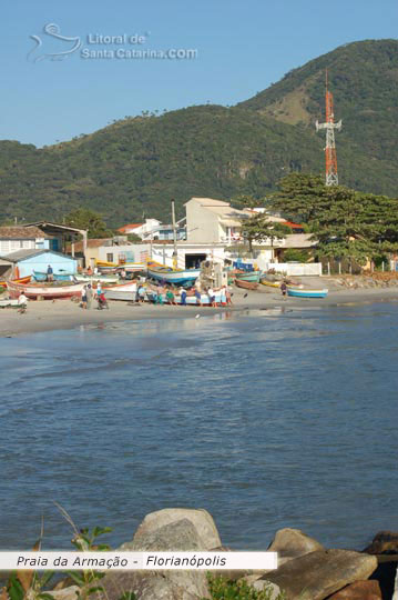 vista armação, pescadores empurrando barco de pesca