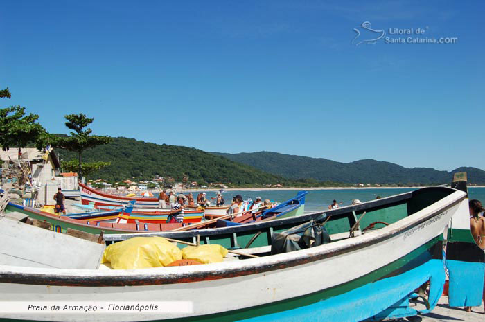 barcos na praia armacao