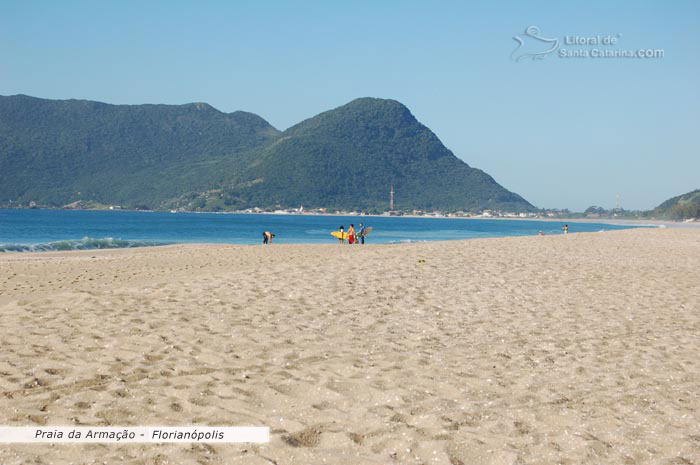 galera indo fazer um durf na praia da armação em florianopolis