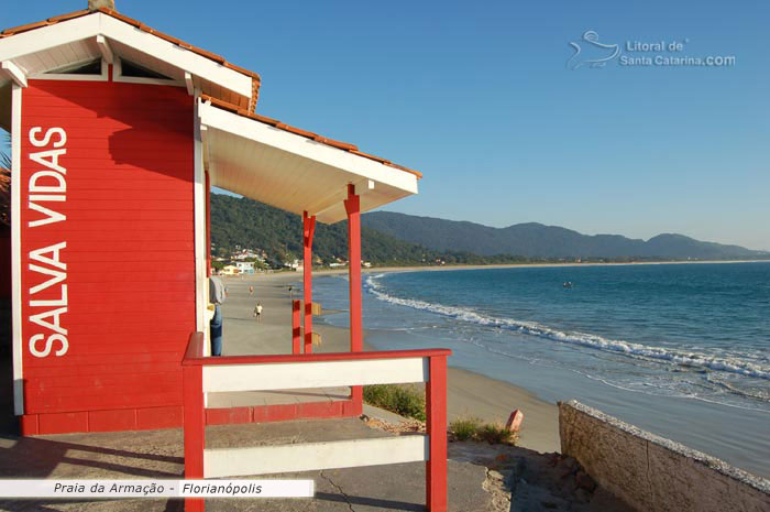 casa de salva vidas na praia da armação sc e mar tranquilo