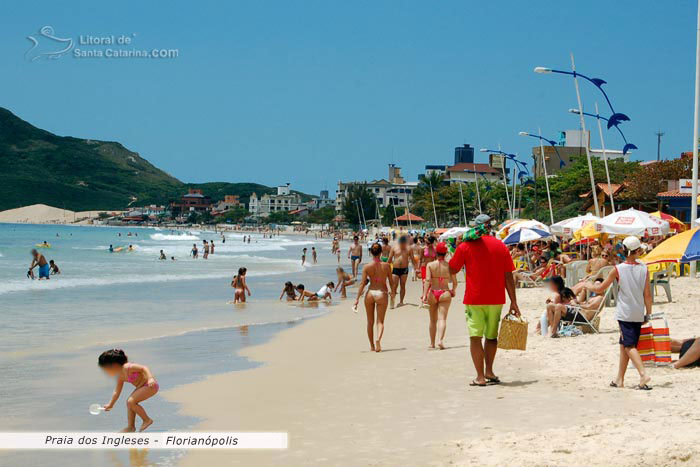 Pessoas passeando pela praia dos ingleses