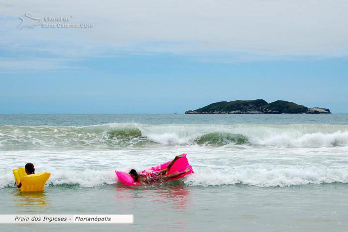 Praia dos ingleses, crianças brincando nesta linda praia catarinense