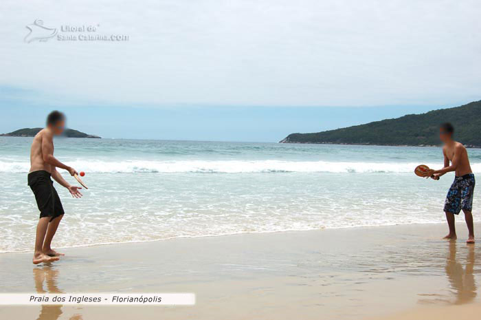 Garotos jogando frescobol na praia ingleses - sc