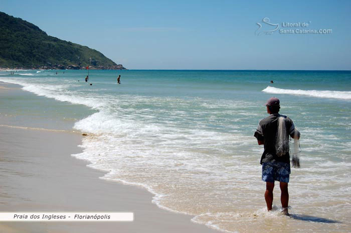 Praia dos ingleses, pescador esperando a hora certa para jogar a tarrafa.