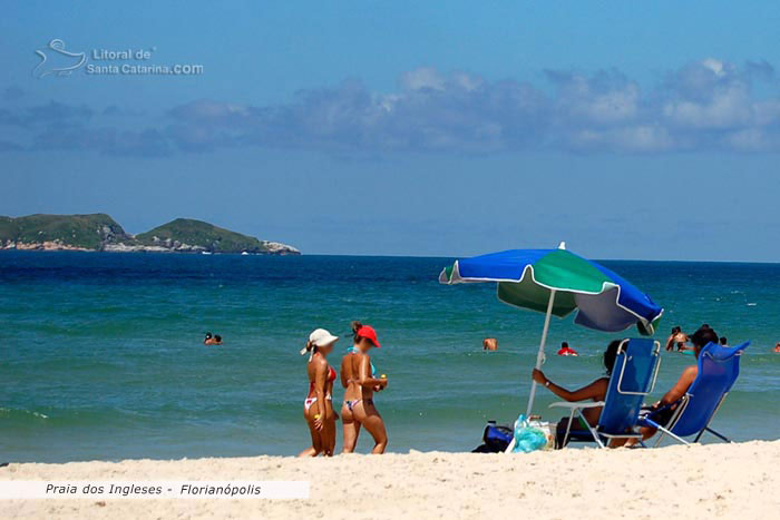 Ingleses, pessoas fazendo caminhada na praia, outras se divertindo no mar azul das praias sc