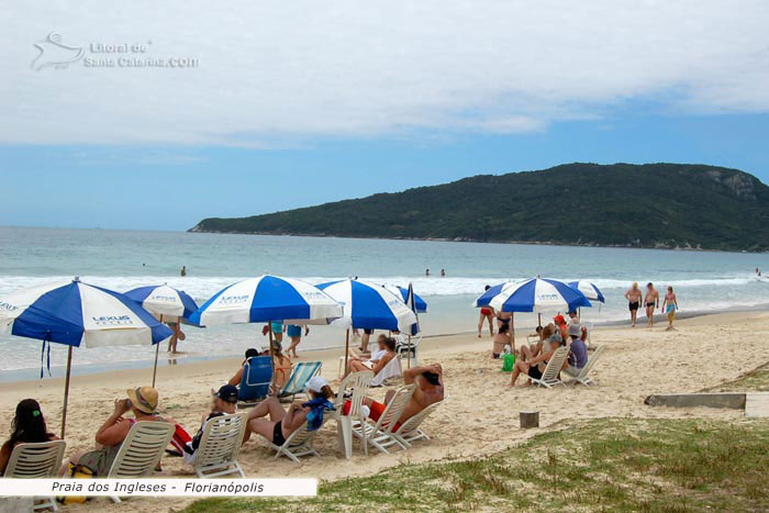 Pessoas relaxando nas areias da praia dos ingleses em floripa