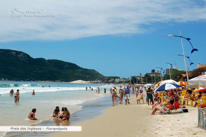 Crianças fazendo castelinho com as areias da praia dos ingleses