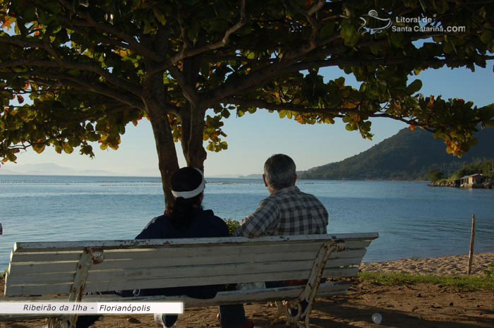 Ribeirão da ilha - casal sentados e descansando a beira mar